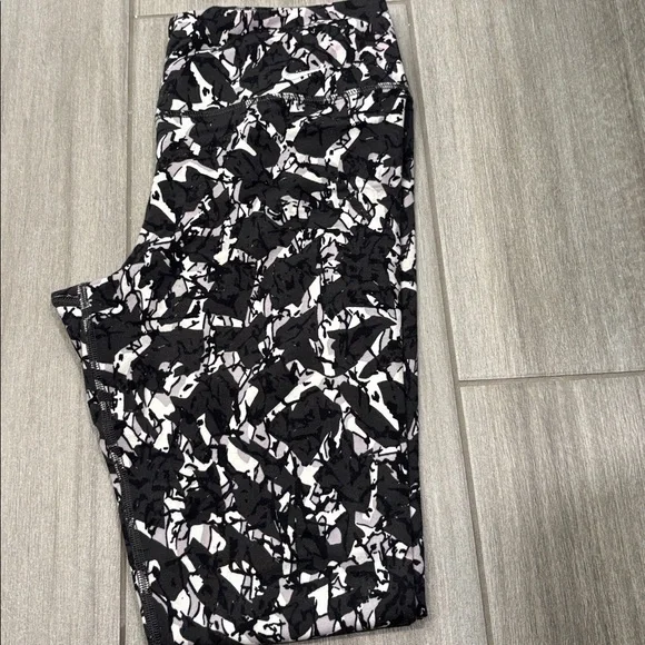 Nike Black and White Dri-FIT Leggings - Picture 4 of 4